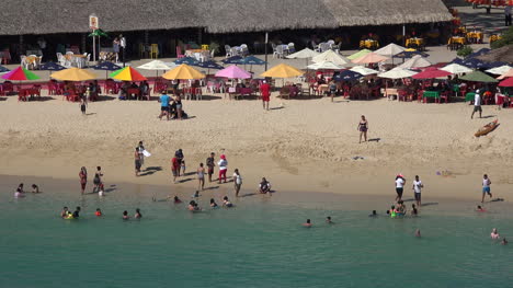 Mexiko-Huatulco-Leute-Am-Strand-Mit-Blick-Nach-Unten