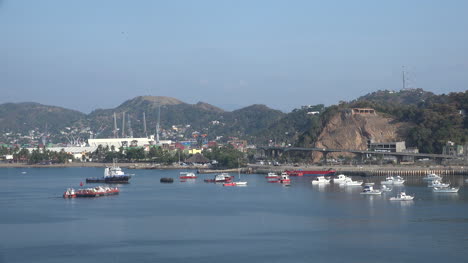 Mexiko-Manzanillo-Boote-Entlang-Der-Uferpromenade