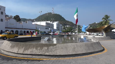 México-Manzanillo-Turistas-En-El-Paseo-Marítimo