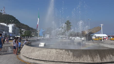 Mexiko-Manzanillo-Brunnen-Mit-Spielenden-Kindern