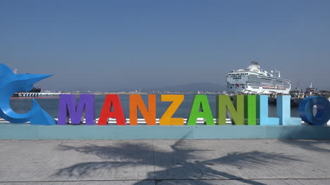 Mexiko-Manzanillo-Mann-Auf-Roller-übergibt-Bunte-Buchstaben