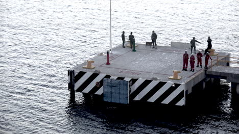 México-Manzanillo-Hombres-En-El-Muelle-Antes-Del-Amanecer