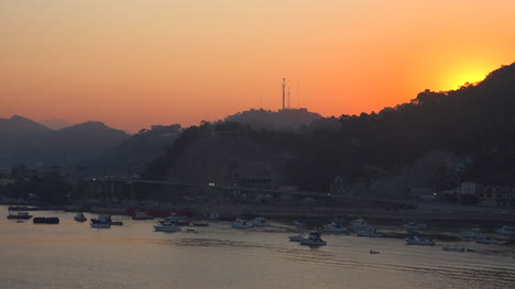 Mexico-Manzanillo-sun-behind-hill-before-dawn