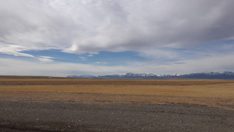 Montañas-Rocosas-En-La-Distancia-Bajo-La-Nube