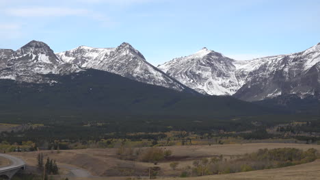 Rocky-Montaña-peaks-beyond-East-Glacier