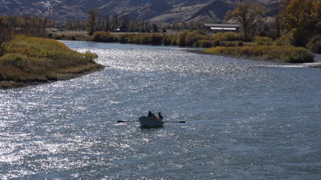 Montana-Yellowstone-En-Sol-Con-Barco-A-La-Deriva-Se-Aleja