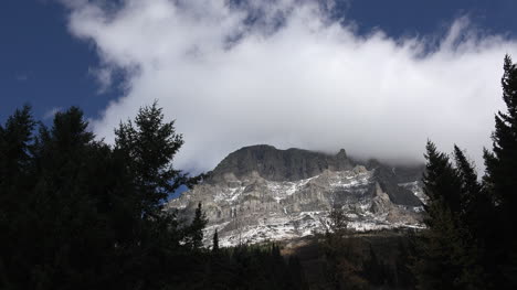 Montana-Wolke-Bewegt-Sich-über-Den-Berg