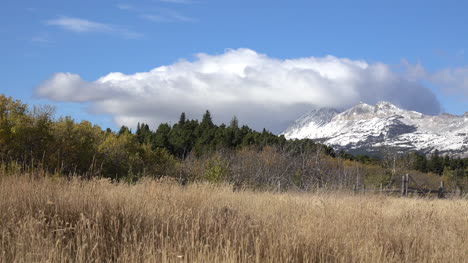 Montana-Wolke,-Die-Sich-über-Verschneite-Berge-Bewegt