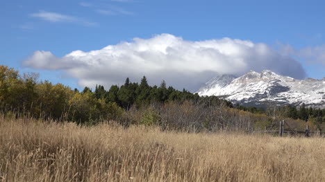Montana-Wolke-Bewegt-Sich-über-Schneebedeckten-Berg