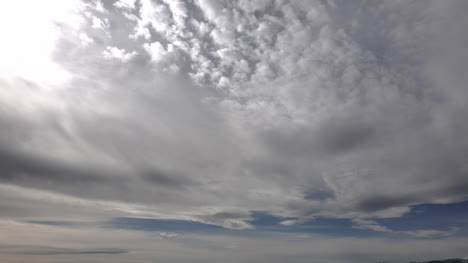 Montana-Nubes-En-El-Cielo-De-Otoño