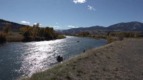 Montana-Driftboot-Auf-Dem-Yellowstone-River-Vergrößern