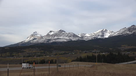 Montana-highway-to-East-Glacier-zooms-in