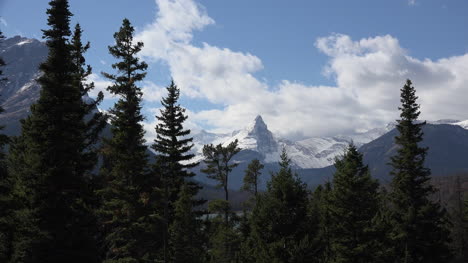 Montana-Horn-Steigt-Im-Gletscherpark-In-Wolken-Auf