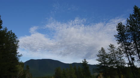 Montana-Gran-Nube-De-Clima-Cambiante