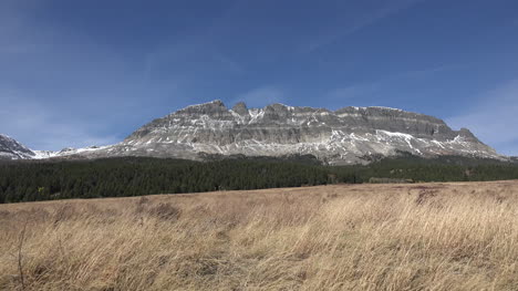 Montana-Majestätischer-Felsen-Und-Trockenes-Gras