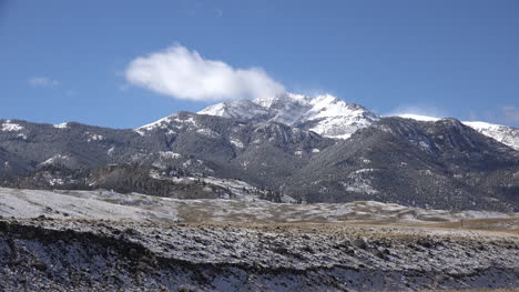 Montaña-Montana-Bajo-Un-Cielo-Azul-Con-Pequeñas-Nubes-Lapso-De-Tiempo