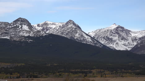 Picos-De-Montana-En-Glacier-Park-En-Distancia