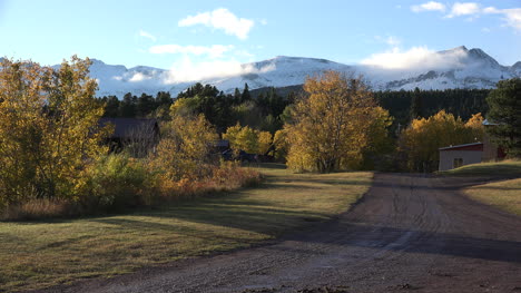 Montana-Road-Und-Bäume-Im-Herbst-Durch-Berge