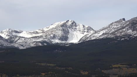 Montana-Picos-Nevados-Sobre-El-Glaciar-Este-En-La-Distancia