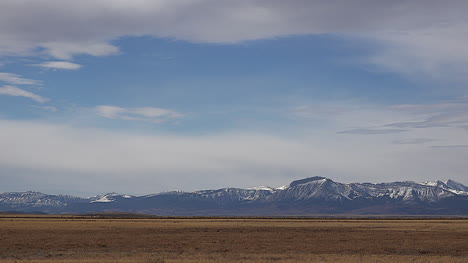Montana-Blick-Auf-Ferne-Rockies-Unter-Wolken
