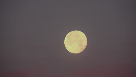 Mond-Mit-Leichten-Wolken