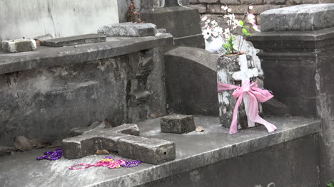 New-Orleans-beads-and-flowers-by-tomb