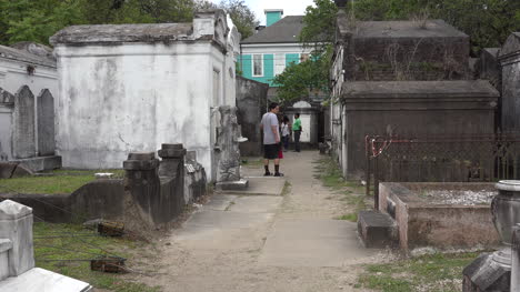 New-Orleans-Junge-Bei-Gräbern-Auf-Dem-Friedhof
