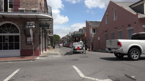 New-Orleans-buggy-goes-down-the-street