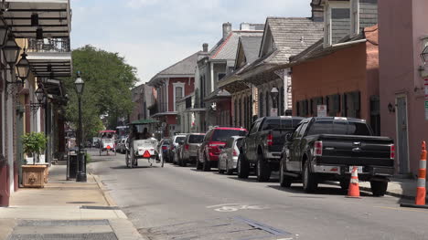 New-Orleans-Buggy-Geht-Die-Straße-Runter