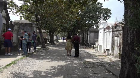 New-Orleans-Friedhof-Mit-Gräbern-Und-Menschen