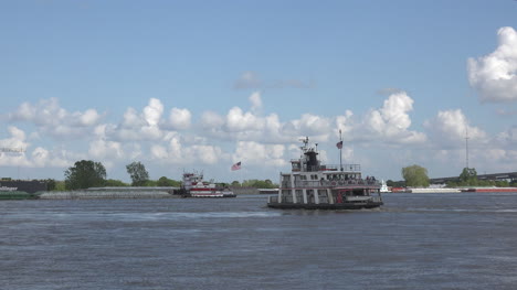 El-Ferry-De-Nueva-Orleans-Se-Acerca-A-Otro-Banco