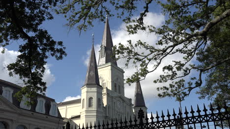 New-Orleans-leaves-frame-St-Louis-Cathedral