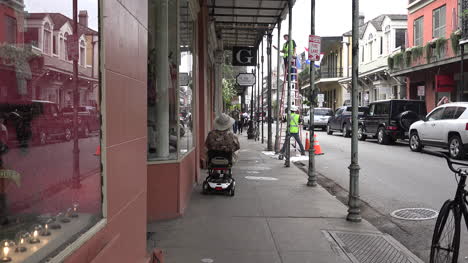 New-Orleans-Mann-Auf-Roller-Beobachtet-Arbeiter
