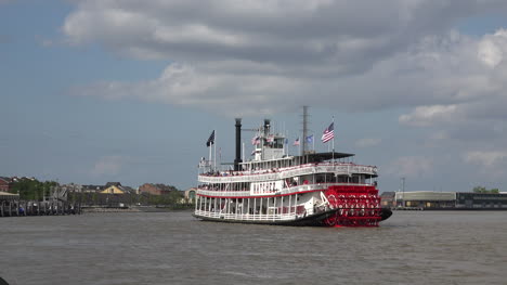 New-Orleans-paddle-wheel-steamboat-sails-away