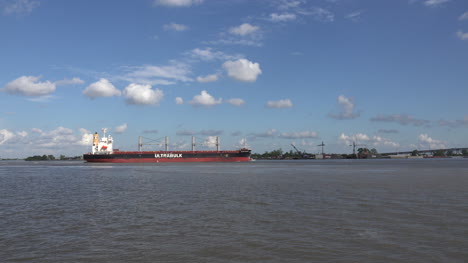 New-Orleans-ship-on-Mississippi-River