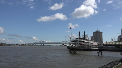 New-Orleans-Dampfschiff-Vor-Anker-In-Mississippi