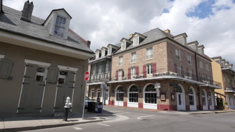 New-Orleans-Straßenecke-Und-Wolken