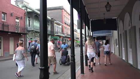 New-Orleans-tourists-under-an-arcade