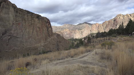 Oregon-Smith-Rocks-distant-cliffs