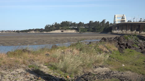 Oregon-Waldport-Blick-Auf-Die-Brücke-über-Die-Bucht-Von-Alsea