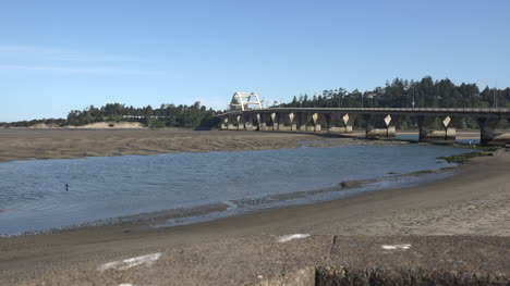Oregon-Waldport-zooms-on-bridge-over-Alsea-Río