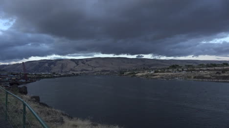 Oregon-Dunkle-Wolke-über-Columbia-River