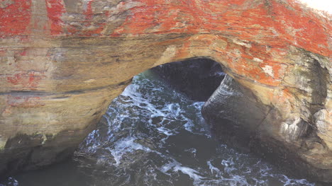 Oregon-Detail-Von-Wellen,-Die-In-Die-Punchbowl-Des-Teufels-Eindringen