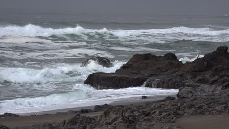 Oregon-high-waves-on-dark-rocks