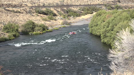 Oregon-raft-in-rapids-on-Deschutes-River