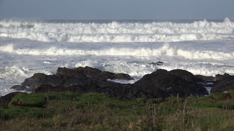 Oregon-sets-of-waves-reach-shore