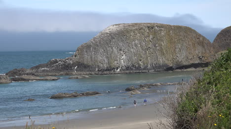 Oregon-view-of-big-rock-at-Seal-Rocks