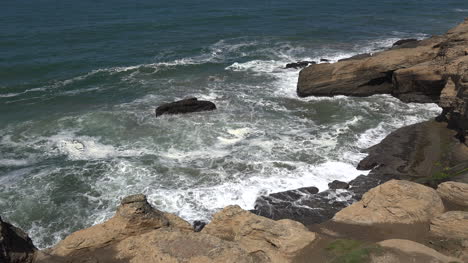Oregon-view-of-waves-between-rocks