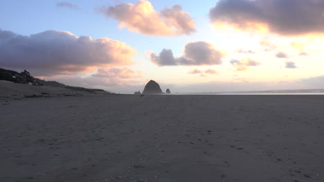 Oregon-view-zooms-on-Haystack-Rock