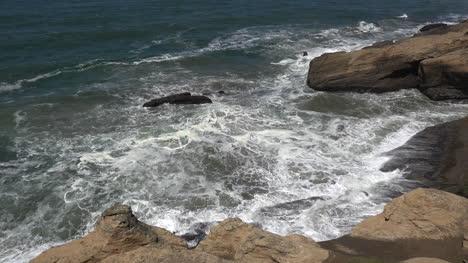 Oregon-waves-between-rocks